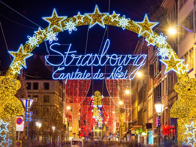 Strasbourg, Pháp: Strasbourg cung cấp một loạt các làng Giáng sinh theo các chủ đề khác nhau và biến thành phố thành một kỳ quan tuyệt vời của các điểm tham quan lễ hội và những thú vui ẩm thực đầy hấp dẫn. Tại Village of Alsace Farmhouse, du khách có thể nếm mận, quả mơ và các món khác nhau của những chú ngỗng tươi béo được nuôi trong nông trại.