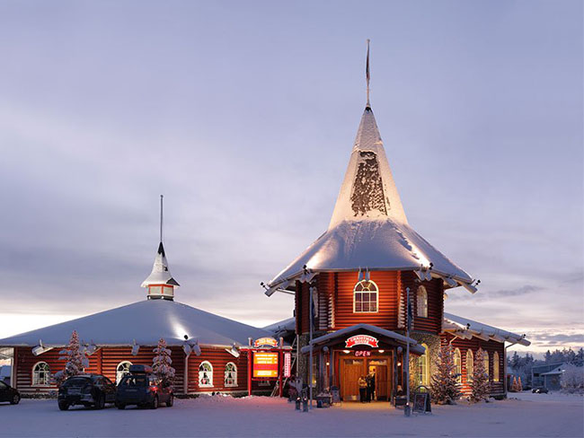 Rovaniemi, Lapland, Phần Lan: Rovaniemi ở Lapland, Phần Lan chắc chắn là một trong những nơi tuyệt vời nhất trên trái đất để chào mừng Giáng sinh. Nằm ở phía Bắc của Vòng Bắc cực, đây được coi ngôi nhà của ông già Noel. Đến đây, du khách sẽ được tham gia vào một buổi diễu phố bằng xe tuần lộc kéo lượn quanh trang trại tuần lộc của Sirmakko.