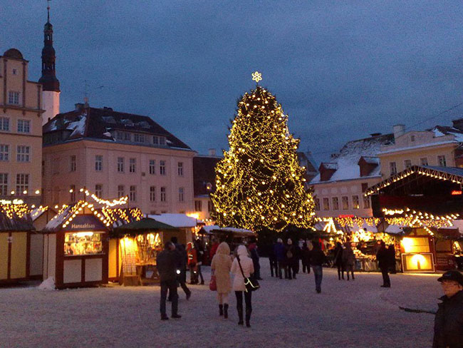 Allin, Estonia: Thủ đô của Estonia được biết đến với tinh thần Giáng sinh cực kỳ hưng phấn.Thị trấn cổ có từ thời trung cổ phủ tuyết và đèn lồng thắp sáng khắp mọi nơi, mang lại ánh sáng rực rỡ cho những con phố lát đá cuội. Cây Giáng sinh đầu tiên trên thế giới được dựng lên ở đây vào năm 1441.