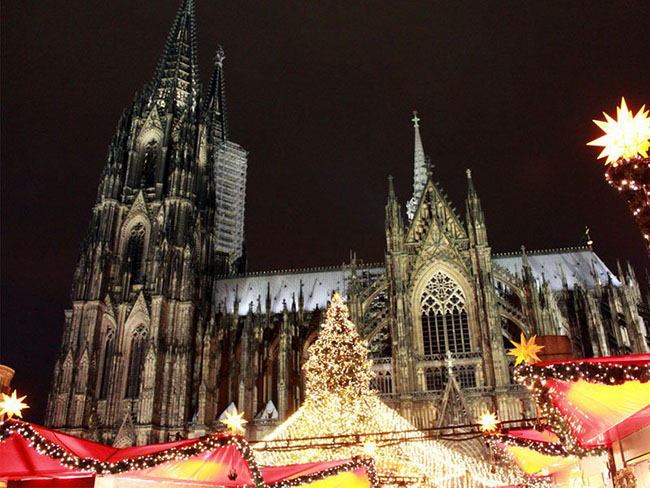Cologne, Đức: Đến Cologne du khách sẽ có cảm giác Giáng sinh đặc biệt không thể cưỡng lại với các tòa nhà, đồ trang trí và một trung tâm rất sầm uất thịnh vượng. Trên thực tế, bạn sẽ tìm thấy tám chợ Giáng sinh khác nhau ở cả hai bờ sông Rhine. Chợ lớn nhất có thể tìm thấy trên quảng trường phía trước nhà thờ chính tòa của Cologne.