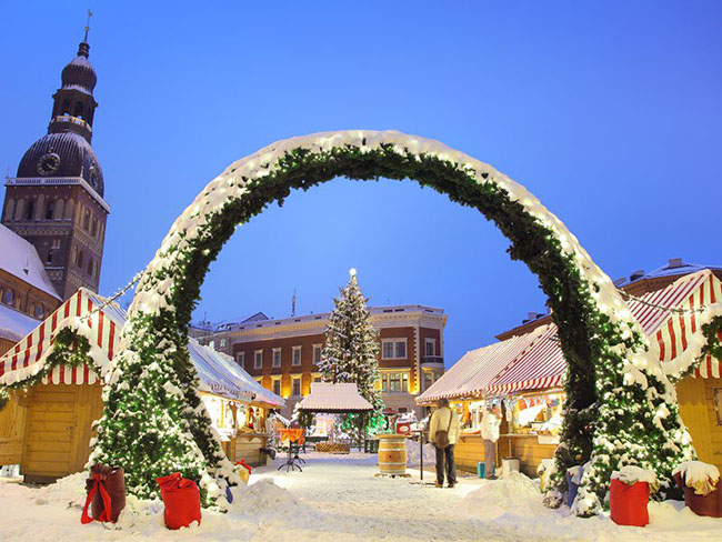 Riga, Latvia: Chợ Giáng sinh Old Riga đang chờ đón khách tham quan trong một khung cảnh kiến trúc rất độc đáo với quảng trường Town Hall xinh xắn. Du khách ở mọi lứa tuổi có thể thưởng thức bánh mỳ làm theo một công thức đặc biệt, đặc sản của địa phương cũng như mua sắm các mặt hàng thủ công như ấm, nến bằng gỗ, mật ong của Latvia và găng tay theo mẫu.