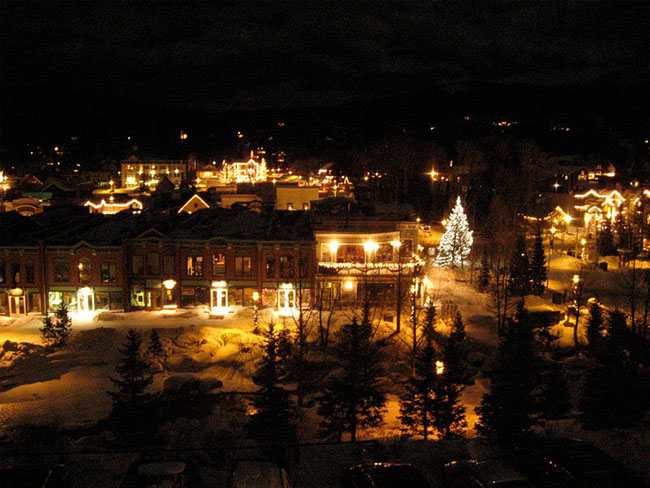 Breckenridge, Colorado: Thị trấn này sẽ có một Giáng sinh xinh đẹp kiểu Victoria trong những ngày lễ cuối năm. Nó được bắt đầu tuần nghỉ lễ với “Lightning of Breckenridge” vào cuối tuần đầu tiên của tháng 12 và suốt những ngày lễ du khách cảm thấy như bạn đã bước vào một bức tranh cổ tích.
