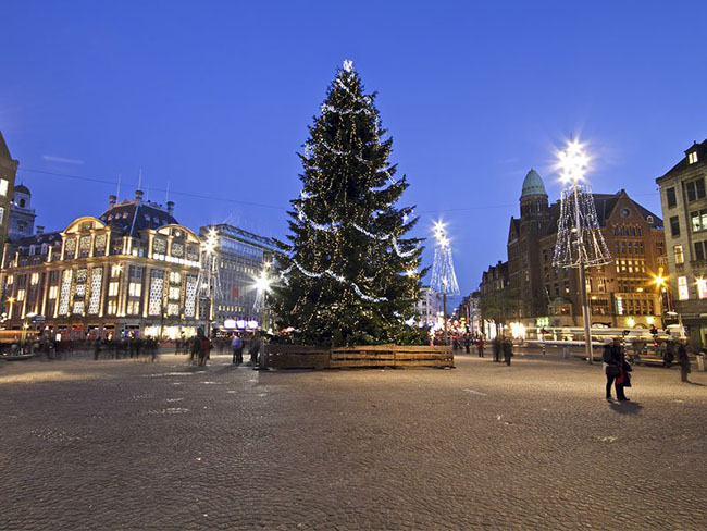 Amsterdam, Hà Lan: Thành phố cổ kính với các ngôi nhà ở thế kỷ 16 và thế kỷ 17. Thủ đô Hà Lan này không có chỉ một lễ Giáng sinh hấp dẫn du khách mà còn có nhiều điểm tham quan bổ sung, như Leidseplein với sân trượt băng hoàn hảo. Bạn cũng có thể thử món olibollen ngon miệng, hoặc bánh rán Hà Lan rất thú vị.