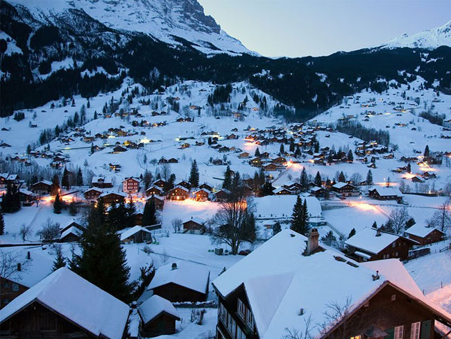 Grindelwald, Thụy Sỹ: Ngôi làng Grindelwald nằm dưới chân hai đỉnh núi Alps của Thụy Sĩ – ngôi làng đẹp đến nỗi từng xuất hiện trong khá nhiều bộ phim bao gồm bộ phim nổi tiếng "The Golden Compass". Ngôi làng cả trở nên nổi tiếng vào mùa giáng sinh do bầu không khí đặc biệt quyến rũ trong những ngày nghỉ lễ cuối năm.
