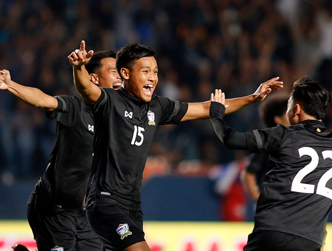 Hạ U23 Nhật Bản, HLV U23 Thái Lan được vợ đẹp &#34;thưởng nóng&#34; - 3