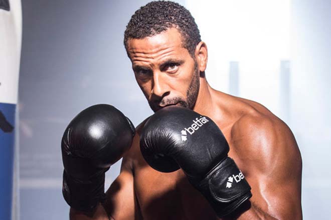 Mộng xưng vương boxing: Rio Ferdinand “luyện công” cùng người đẹp - 1
