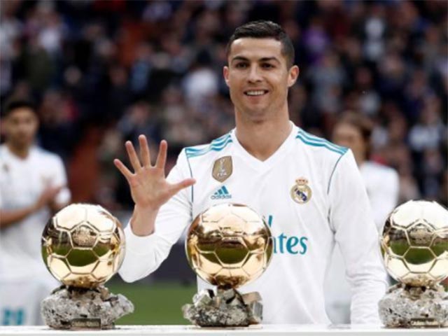 Ronaldo mừng bóng Vàng, ghi cú đúp & chạm mốc 50