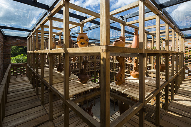 Nội thất của tòa nhà là hệ thống khung gỗ ba tầng tạo ra nhiều không gian với kích thước 60cm x 60cm. Khung gỗ này vừa có chức năng làm kệ để đặt các sản phẩm gốm vừa hoàn thành chức năng hành lang và cầu thang.