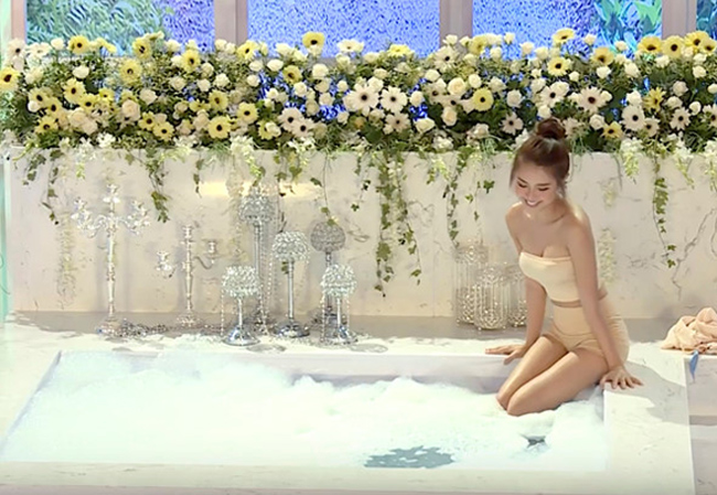 Sau đó 4 thí sinh thực hiện tạo dáng chụp ảnh sexy trong bồn tắm để ghi hình phát sóng truyền hình.