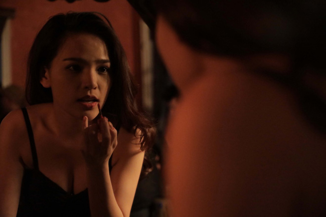 Phi Huyền Trang có những cảnh nóng táo bạo trong phim điện ảnh "Lời nguyền gia tộc". Bộ phim bị dán mác 18+ khi ra rạp trong năm nay.