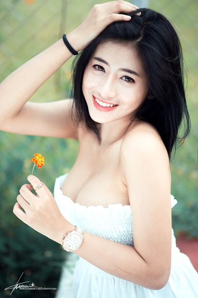 Cô nàng người mẫu ảnh Cherry hiện tại vẫn đang là sinh viên Đại học tại Bangkok, Thái Lan. Chính nhờ vòng 1 nẩy nở mà Cherry có cơ hội bén duyên với nghề mẫu.