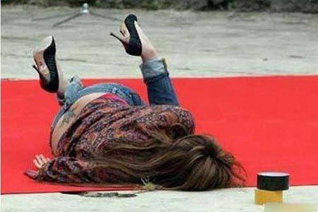 Người đẹp Ni Duy Tư bỗng nhiên ngã dúi dụi khi sải bước trên thảm đỏ.
