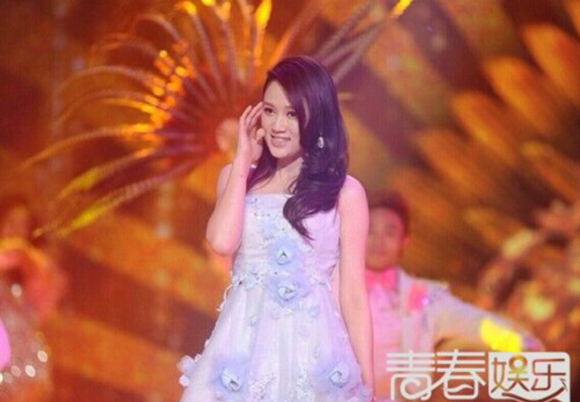 Người đẹp Trần Kiều Ân bẽ bàng khi tham gia một chương trình của đài truyền hình Hồ Nam và bị lộ hát nhép.