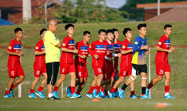 HLV Park Hang Seo bỏ tiền túi chiêu đãi Công Phượng & U23 Việt Nam - 1