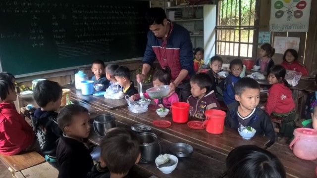 Khó tin nhưng có thật: Đang học, trẻ em phải ra sân chạy nhảy cho đỡ rét vì thiếu áo ấm - 3