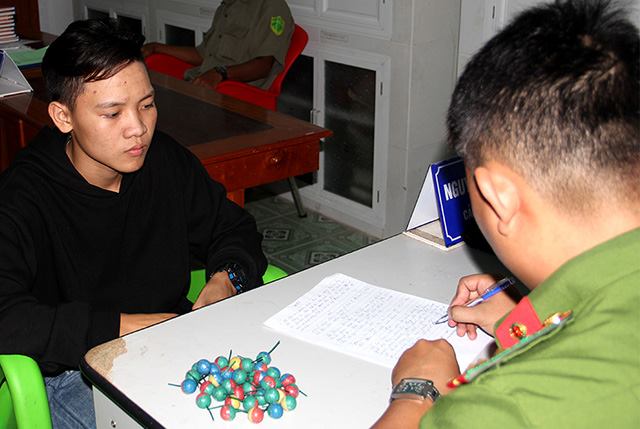 Ném pháo “phá” các cặp đôi ngồi tâm sự ở công viên - 2