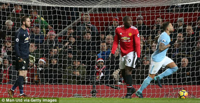 Derby MU - Man City: Lukaku sai lầm, &#34;người nhện&#34; siêu đẳng - 9