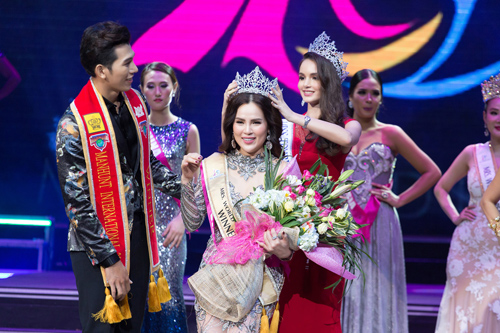 &#34;Á hậu rửa chân cho chồng&#34; đoạt vương miện Mrs. World Peace - 10