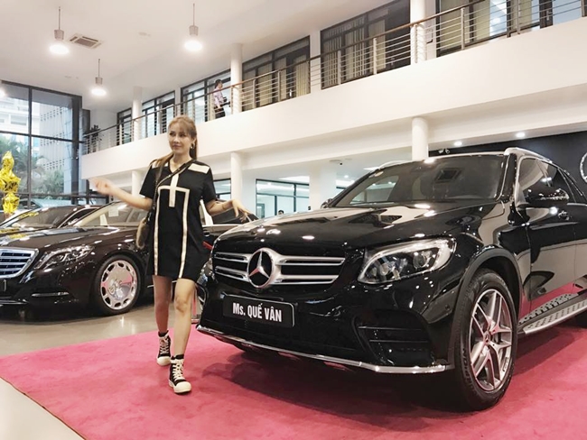 Sau khi chi gần 900 triệu cho dao kéo, cô còn mạnh tay tậu siêu xe Mercedes-Benz GLC300 có giá hơn 2 tỷ đồng vào giữa tháng 8 vừa qua.
