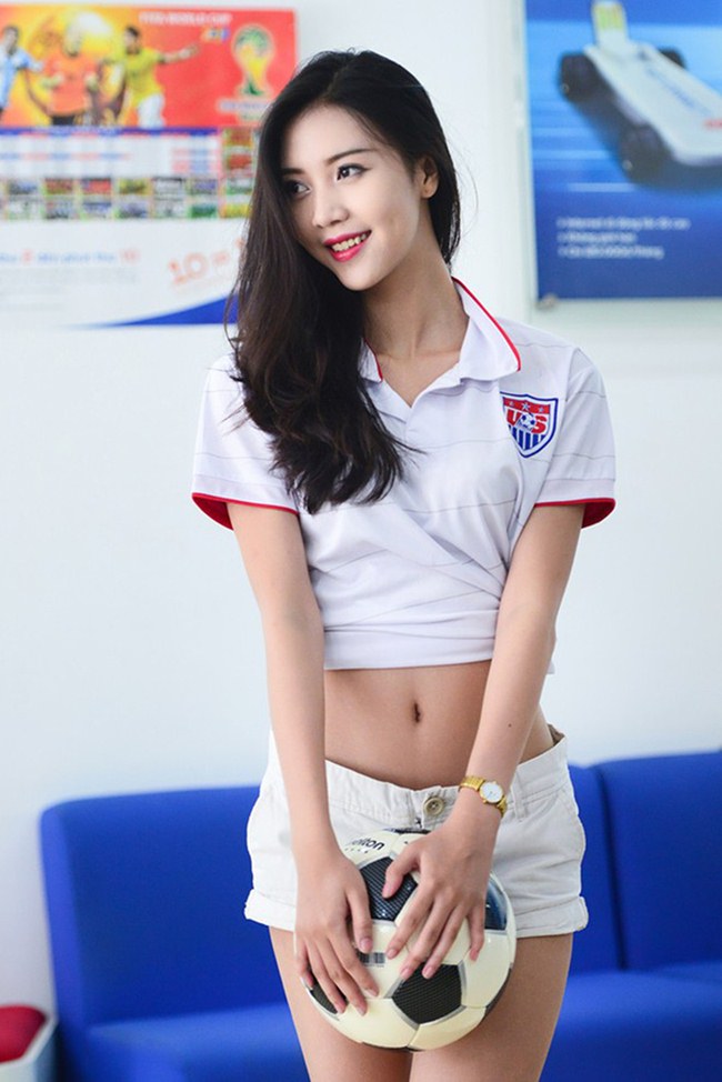 Tạm dừng công việc tiếp viên hàng không một thời gian, hot girl sinh năm 1992 tham gia chương trình đồng hành cùng World Cup 2014 với vai trò là Cổ động viên.