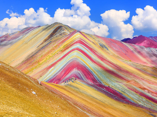 Vinicunca, vùng Cusco, Peru: Theo ngôn ngữ địa phương ở vùng Cusco, Vinicunca có nghĩa là núi cầu vồng. Màu sắc của dãy núi là các khoáng chất, nhưng chúng không dễ nhìn thấy. Trong nhiều năm, Vinicunca bị che phủ bởi một lớp băng dày.