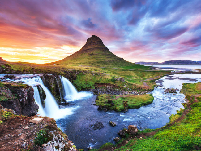 Kirkjufell, Iceland: Được coi là ngọn núi đẹp nhất ở Iceland, Kirkjufell có một vị trí đặc biệt trên bán đảo Snæfellsnes. Đỉnh núi dường như nhô lên từ biển và thác nước gần đó càng khiến phong cảnh trở nên ngoạn mục.