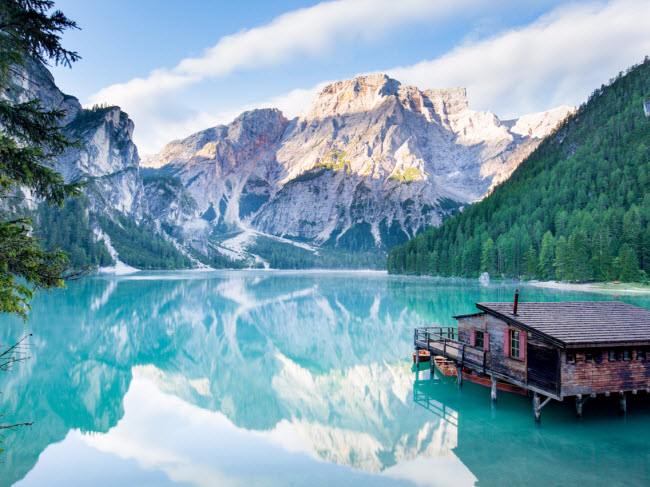 Dolomites, Italia: Núi Dolomites bao gồm 18 đỉnh và là một phần của dãy núi Alps, với một số đỉnh đá vôi thuộc loại cao nhất thế giới. Quanh núi này có những hồ nước trong xanh, tạo nên phong cảnh sơn thủy tuyệt đẹp.