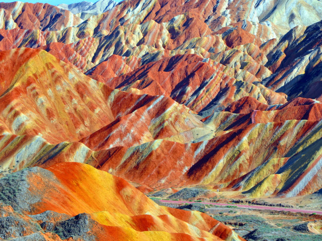 Công viên địa chất Trương Dịch Đan Hà, Trung Quốc: Các dãy núi sắc màu ở đây được tạo bởi nhiều lớp khoáng chất và đá bị gãy vỡ thành từng mảng do sự va chạm giữa hai lục địa Ấn Độ và Á Âu. Địa điểm này hiện được UNESCO công nhận là di sản thế giới và trở thành địa điểm du lịch hấp dẫn.