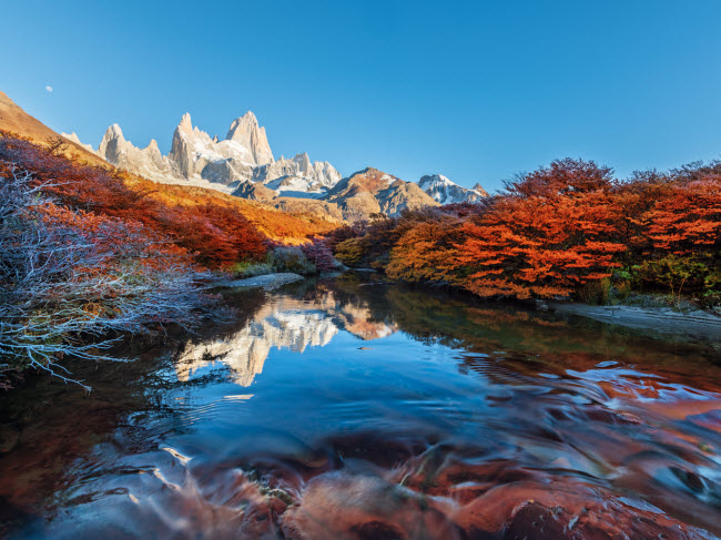 Núi Fitz Roy, Patagonia: Nằm trên cánh đồng băng Patagonian ở giữa biên giới Argentina và Chile, núi Fitz Roy được lấy làm biểu tượng cho công ty thời trang Patagonia. Người sáng lập công ty này, Yvon Chouinard, đã chinh phục đỉnh núi vào năm 1968.