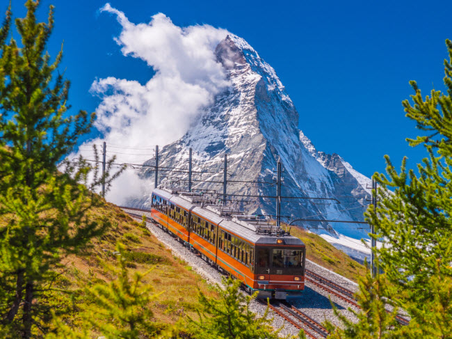 Matterhorn, Thụy Sĩ: Nằm giữa biên giới Thụy Sĩ và Italia, Matterhorn là đỉnh dễ thấy nhất trong dãy Alps và cũng là đỉnh nguy hiểm nhất. Khoảng 500 người đã thiệt mạng khi cố gắng chinh phục ngọn núi này.