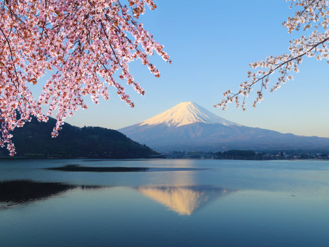 Phú Sĩ, Nhật Bản: Ngọn núi này đã ăn sâu vào văn hóa và hình ảnh của Nhật Bản. Văn học từ thế kỷ từ 8 đã đề cập đến ngọn núi lửa này. Vào ngày quang đãng, du khách có thể nhìn thấy ngọn núi cao nhất Nhật Bản từ thủ đô Tokyo.