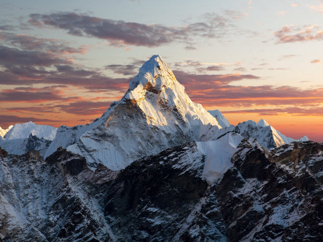 Ama Dablam, Himalayas, Nepal: Ngọn núi này ít nổi tiếng, nhưng không hề kém ấn tượng. Có biệt danh là “chuỗi vòng cổ của mẹ”, đỉnh núi mở rộng giống như cánh tay người mẹ. Một số người đánh giá  Ama Dablam là đỉnh đẹp nhất trên dãy Himalayas.
