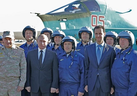 Putin bất ngờ đến Syria ăn mừng chiến thắng IS - 2