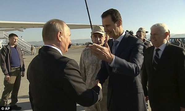 Putin bất ngờ đến Syria ăn mừng chiến thắng IS - 1