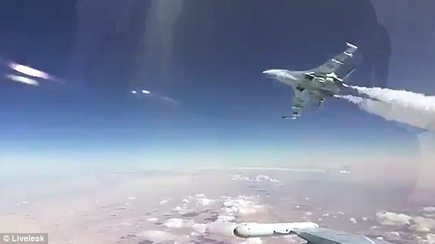 Đang lái Su-30, hoảng hồn thấy Su-35 bay sát nách - 1