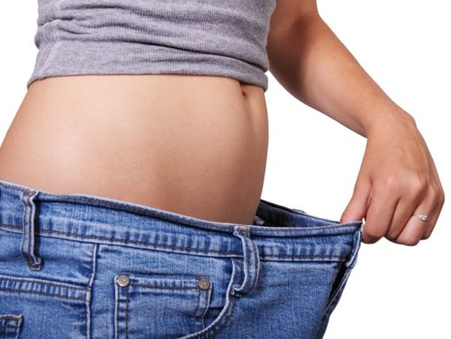 8. Hỗ trợ giảm cân: dù tập thể dục thường xuyên nhưng nếu không có chế độ ăn uống khoa học thì vẫn rất khó để giải quyết vấn đề cân nặng. Uống nước dừa đều đặn giúp giảm cảm giác thèm ăn, do đó bạn sẽ tiêu thụ ít calo hơn.
