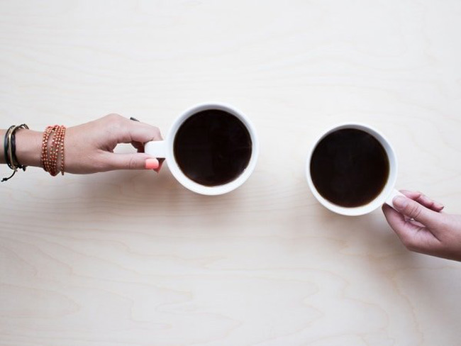 19. Loại đồ uống tốt hơn cho cà phê và trà xanh: nếu uống trà và cà phê thường xuyên có thể dẫn đến các hiện tượng cồn cào, khó chịu. Nếu có các dấu hiệu trên, bạn nên thay thế bằng nước dừa vì bên cạnh các tác dụng tương tự như 2 loại đồ uống trên thì nước dừa không có các tác dụng phụ ảnh hưởng tới hệ thần kinh.
