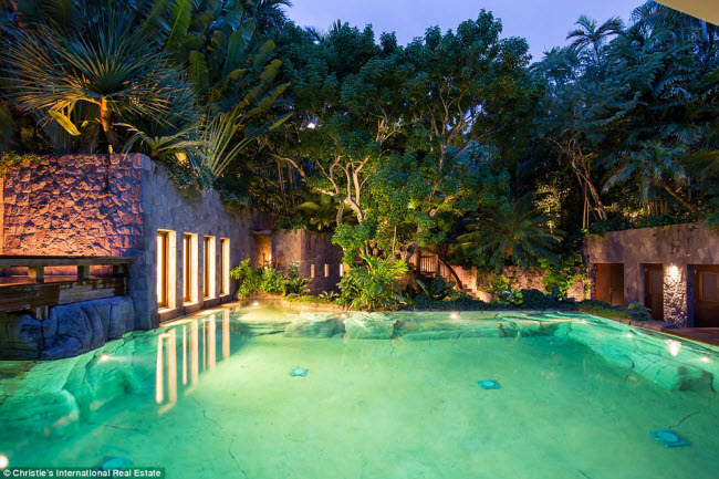 Bể bơi biệt thự chính có độ sâu 3m giúp khách có cảm giác như đang bơi trong hồ nước tự nhiên.