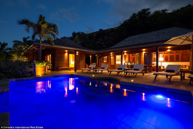 Biệt thự được xây dựng với bể bơi nước trong xanh là kiến trúc đặc trưng của vùng Caribbe.
