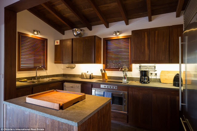 Khu bếp với phần lớn nội thất bằng gỗ, tạo không gian ấm cúng.