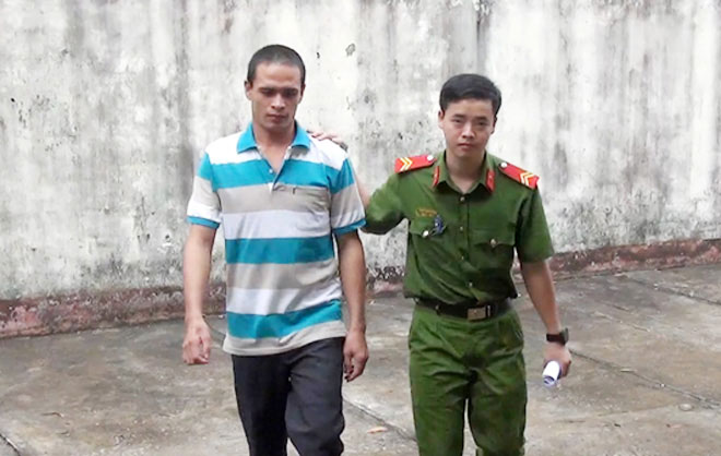 Vờ đưa đi chơi, gã hàng xóm đồi bại giở trò với bé gái - 2