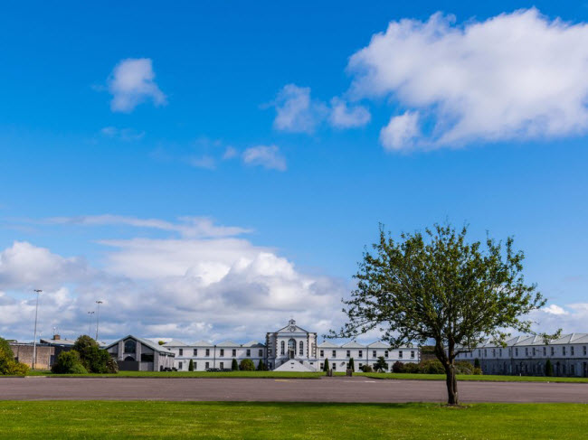 Đảo Spike, Ireland: Hòn đảo này được bình chọn là địa điểm du lịch hấp dẫn nhất châu Âu bởi The World Travel Awards 2017. Nhà tù Off of Cork trên đảo từng là một căn cứ quân sự và hiện trở thành một trong những điểm du lịch nổi tiếng nhất trên đảo.
