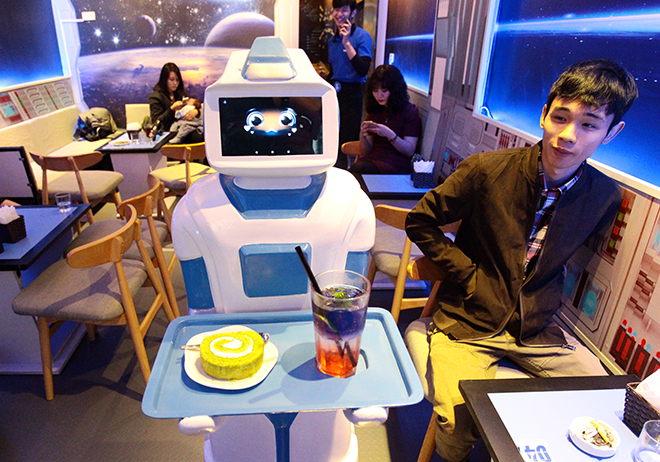 Lần đầu tiên ở Việt Nam: Robot làm phục vụ bàn - 1