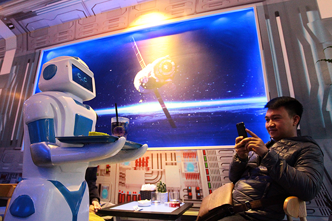 Lần đầu tiên ở Việt Nam: Robot làm phục vụ bàn - 2