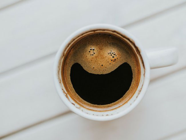 8. Cà phê vốn được biết đến như một loại viagra tự nhiên giúp cung cấp năng lượng cần thiết để quý ông mạnh mẽ khi “yêu”. Thưởng thức 1 tách cà phê mỗi ngày giúp “chuyện ấy” không bị cản trở, đứt quãng.