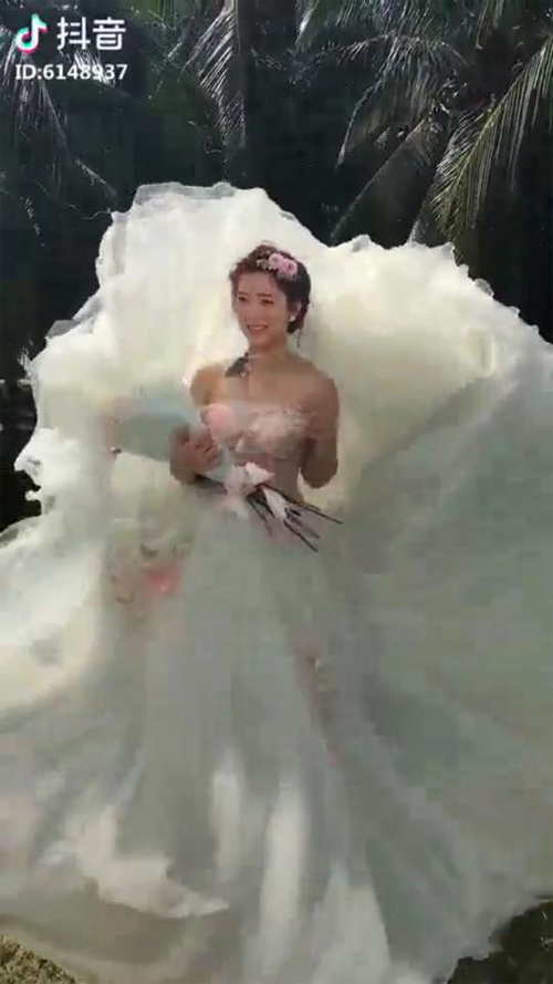 Cô dâu bị sóng úp làm váy cưới bất ngờ trong suốt - 1