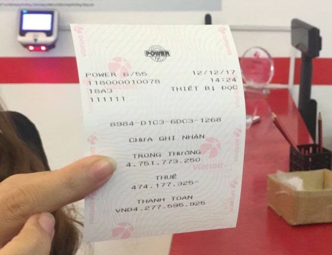 Trúng jackpot “khủng” nhờ ngày sinh của... nhân viên bán vé Vietlott - 2