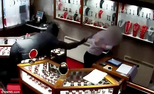 Video: 5 tên cướp Anh lao vào cửa hàng trang sức trấn lột 8 tỉ đồng - 1