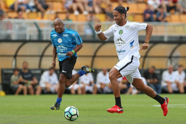 Ronaldinho 37 tuổi sút xa 60m ghi bàn, đối thủ vỗ tay thán phục - 1