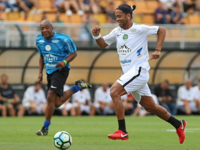 Ronaldinho 37 tuổi sút xa 60m ghi bàn, đối thủ vỗ tay thán phục